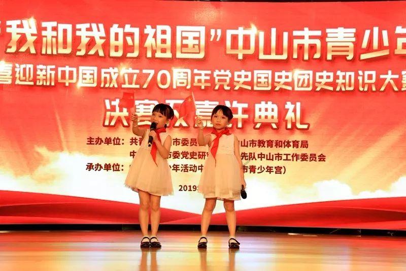 逃离残破的机舱
